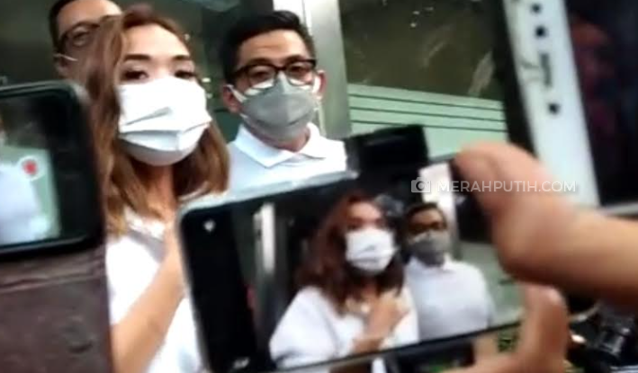 Artis berinisial GA usai diperiksa terkait video porno (MP/Kanugraha)