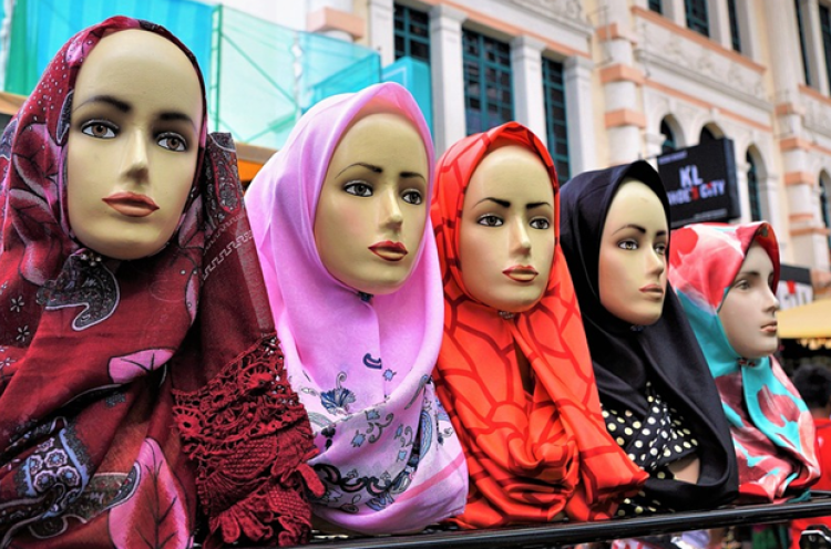 Merawat Baju Muslim Sesuai Jenis Bahan