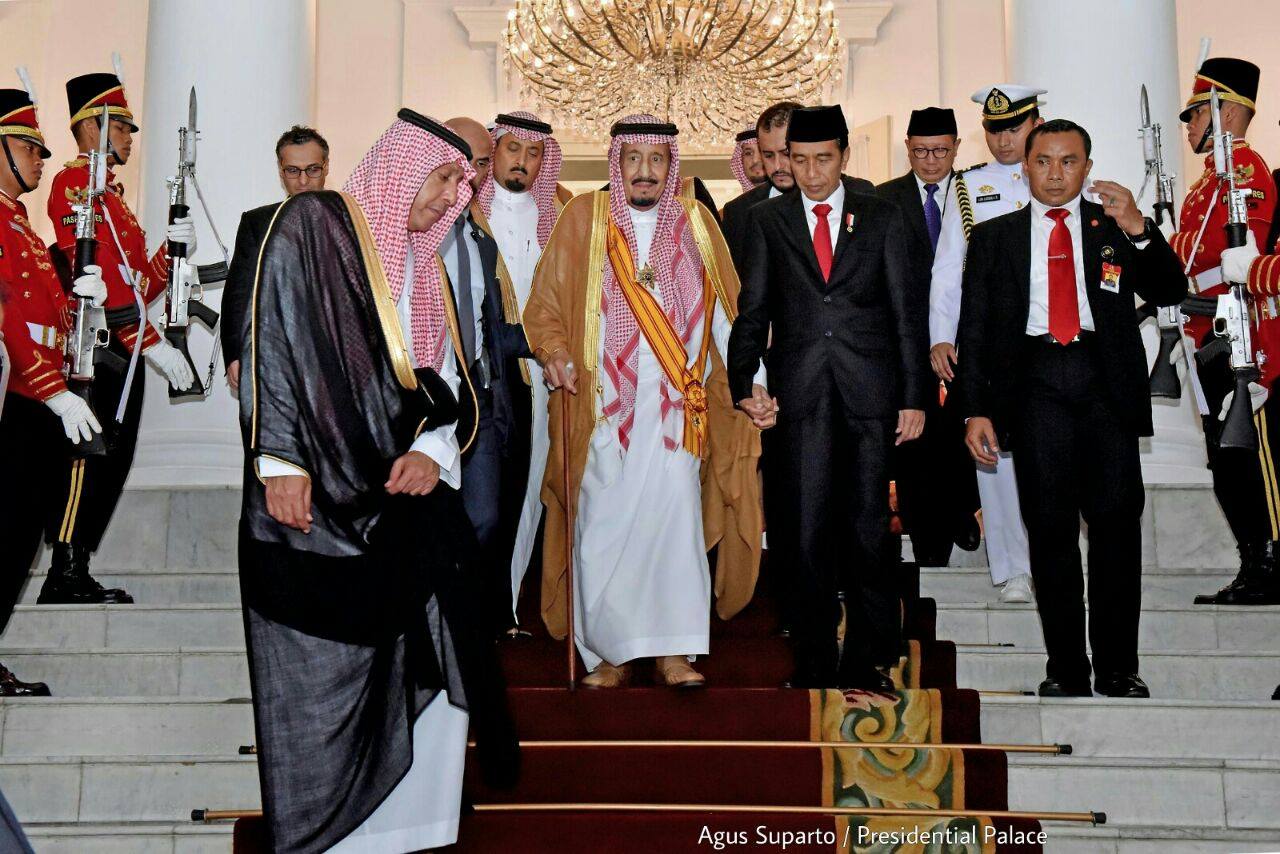 Ini yang Dirasakan Presiden Jokowi Saat Bergandengan dengan Raja Salman