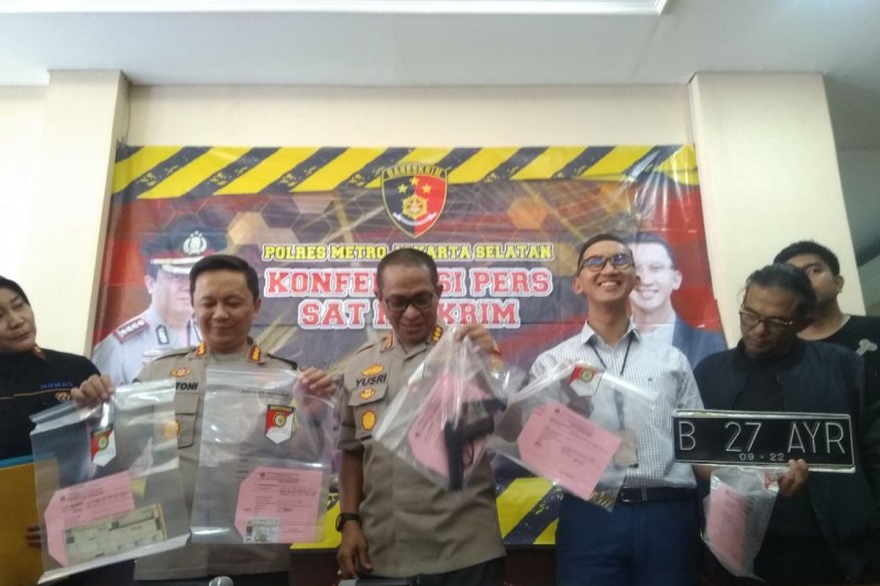 Kasat Reskrim Polres Metro Jakarta Selatan Kompol Andi Sinjaya Ghalib mengecek kondisi mobil mewah Lamborghini milik pelaku penodong pelajar SMA dengan senjata api yang disita dan diamankan di Mapolres Metro Jakarta Selatan, Selasa (24/12/2019). ANTARA/Laily Rahmawaty