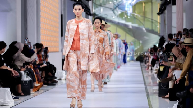 Inspirasi Bali dan Dubai dalam Koleksi Hans Virgoro di Garis Poetih