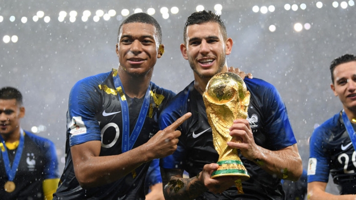 Kylian Mbappe dengan Lucas Hernandez (Zimbio)