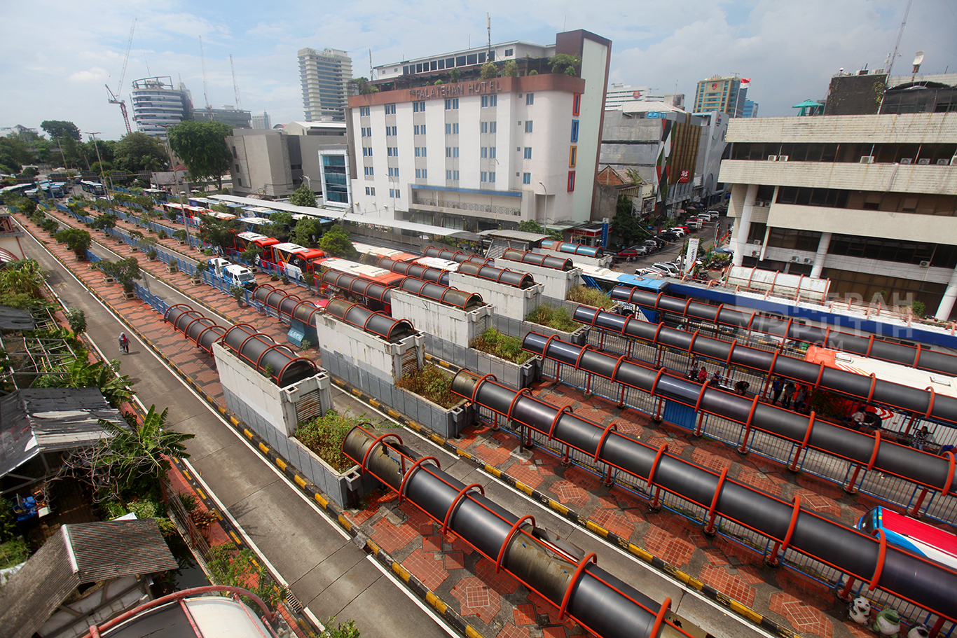 Suasana aktivitas penumpang menunggu kedatangan  bus di Terminal Blok-M di Jakarta, Rabu (8/1/2025).