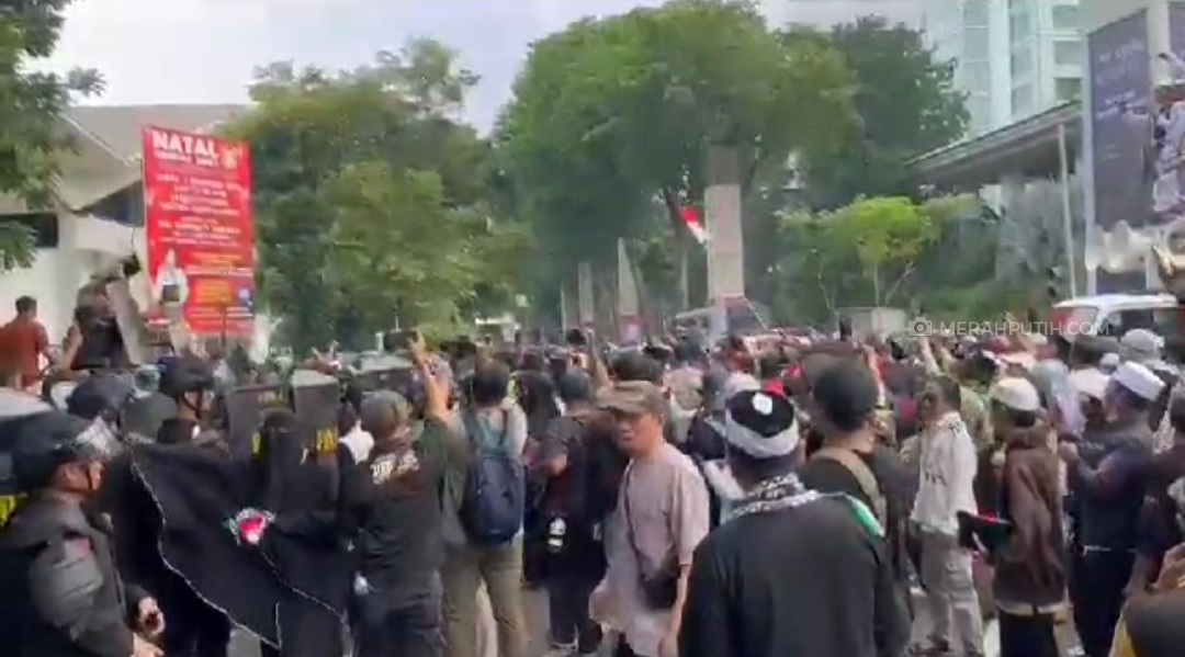 Polisi Minta Massa Pendemo Coldplay Menjauh dari Senayan
