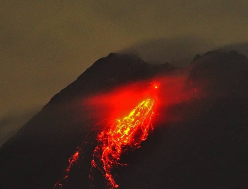 Gunung Merapi mengeluarkan guguran lava pijar, Selasa (5/1). (MP/Ismail)