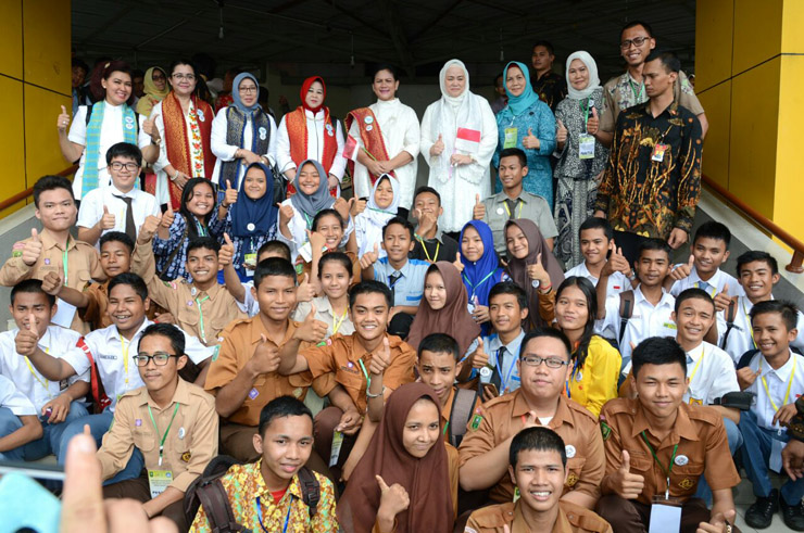 Ibu Negara Iriana Joko Widodo dalam acara Sosialisasi Pencegahan Narkoba bagi pelajar SMA dan SMP se-Kota Pekanbaru, Riau, Rabu (29/3). (Foto Biro Pers Setpres)