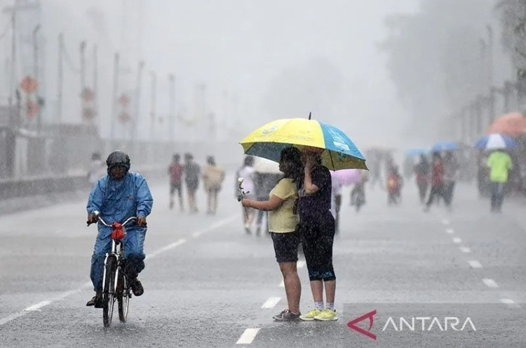 Prakiraan Cuaca Jakarta Selasa (13/12), Hujan Petir Siang dan Sore Hari