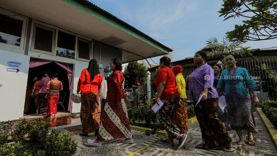 Jelang Hari Kartini, Warga Binaan Kenakan Kebaya Saat Mencoblos di TPS Khusus Lapas Perempuan Tangerang