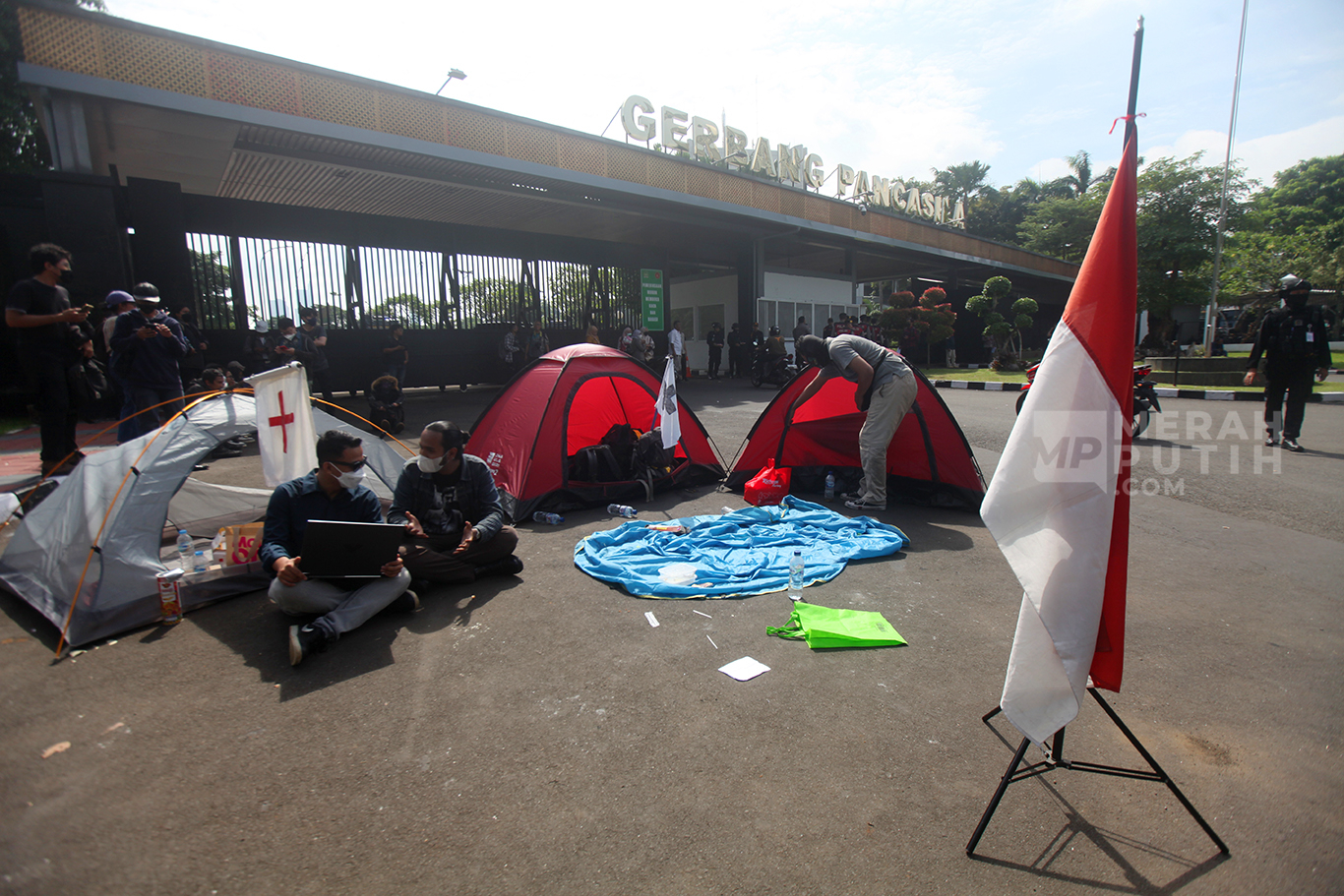 Aksi puluhan mahasiswa Universitas Trisakti saat melakukan aksi demonstrasi Tolak Pengesahan RUU TNI  di gerbang belakang DPR RI, Lapangan Tembak Senayan, Jakarta, Rabu (19/3/2025).