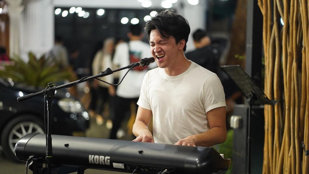Jordan Susanto Nyanyikan Indahnya Suasana 'Senopati In The Rain'