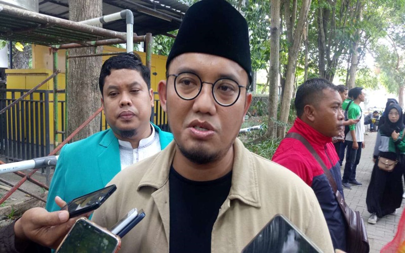 Jubir Prabowo, Dahnil Anzar memberikan keterangan pers kepada awak media di Solo Jawa Tengah