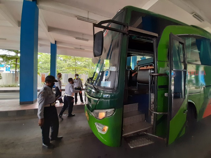 Pengecekan bus. (Foto: MP/Ismail).