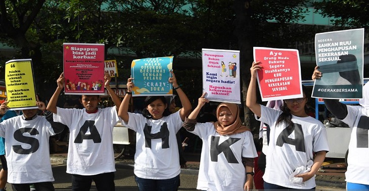 Sejumlah aktivis yang tergabung dalam Jaringan Muda Setara melakukan aksi dengan membawa poster saat berlangsung Hari Bebas Kendaraan Bermotor (HBKB) di Kawasan Bundaran HI Jakarta, Minggu (10/2/2019). Dalam aksinya mereka mendesak Pemerintah segera mengesahkan RUU Penghapusan Kekerasan Seksual (PKS) yang berpihak kepada korban. (ANTARA FOTO/Wahyu Putro A)