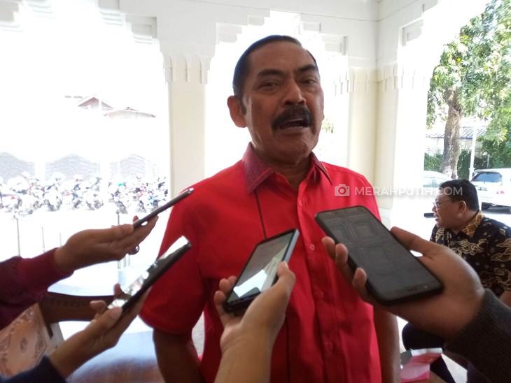 Tim dokter RSUD dr Moewardi Solo, Jawa Tengah menunjukkan ruang isolasi sebagai rujukan pasien virus corona. (MP/Ismail)