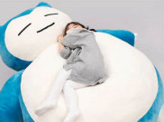 Nyamannya Bobok Bareng Life-Sized Snorlax Cushion  