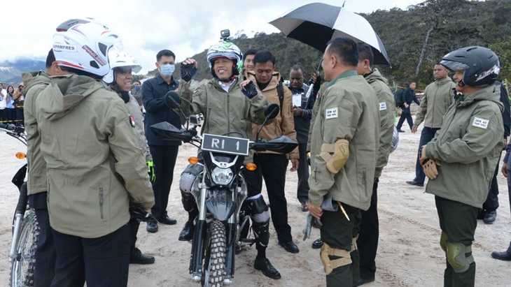 Jokowi Jajal Jalur Trans Papua dengan Motor Trail