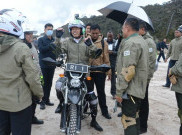 Jokowi Jajal Jalur Trans Papua dengan Motor Trail