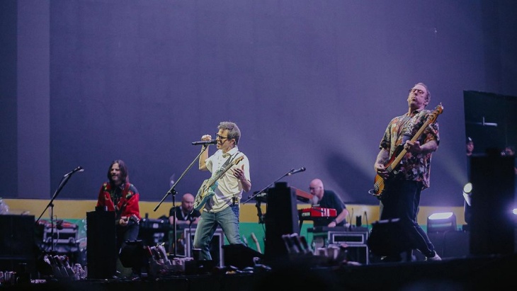 Tampil Bersama The Adams, Weezer Bawakan Lagi Lagu 'Anak Sekolah'