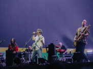 Tampil Bersama The Adams, Weezer Bawakan Lagi Lagu 'Anak Sekolah'