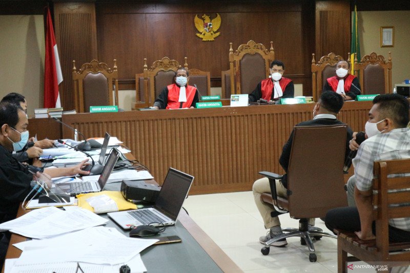 Sekretaris pribadi Edhy Prabowo, Amiril Mukminin (memegang microphone) menjadi saksi untuk terdakwa Suharjito yang didakwa menyuap mantan Menteri Kelautan dan Perikanan Edhy Prabowo di Pengadilan Tindak Pidana Korupsi (Tipikor) Jakarta, Rabu (10-3-2021). ANTARA/Desca Lidya Natalia