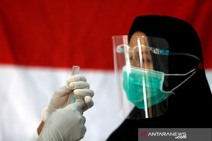 Arsip - Tenaga medis Puskesmas Ulee Kareng mendaftar dan memeriksa kondisi kesehatan untuk mendapatkan vaksin COVID-19 sinovav di Banda Aceh, Aceh, Rabu (20/1/2021). (ANTARA/Irwansyah Putra)
