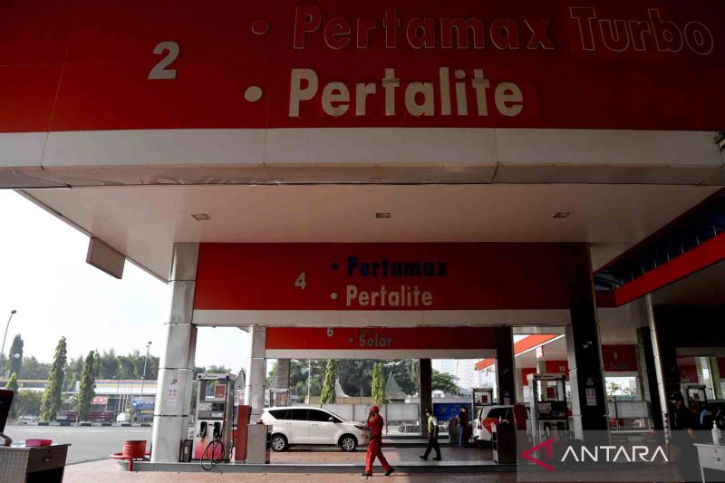 Petugas melayani pengisian BBM di SPBU Tol Sidoarjo 54.612.48, Sidoarjo, Jawa Timur, Senin (11/4/2022). ANTARA FOTO/Zabur Karuru/wsj.