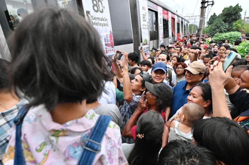 Hasil Sidak Bantaran Rel Kereta Senen, Prabowo Janji Bangun Rumah Warga