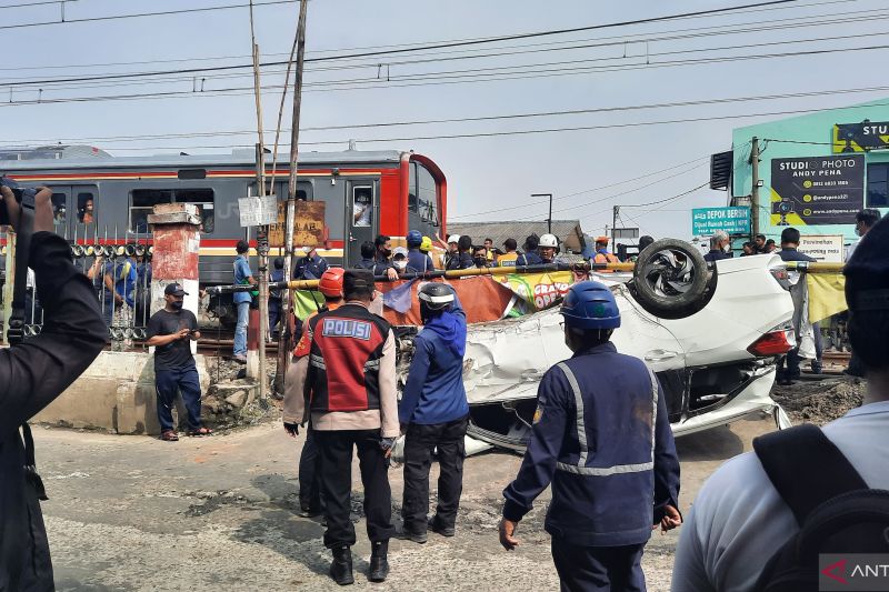 Lokasi kecelakaan yang melibatkan KRL relasi Bogor-Jakarta Kota dengan mobil. (Foto: Antara)