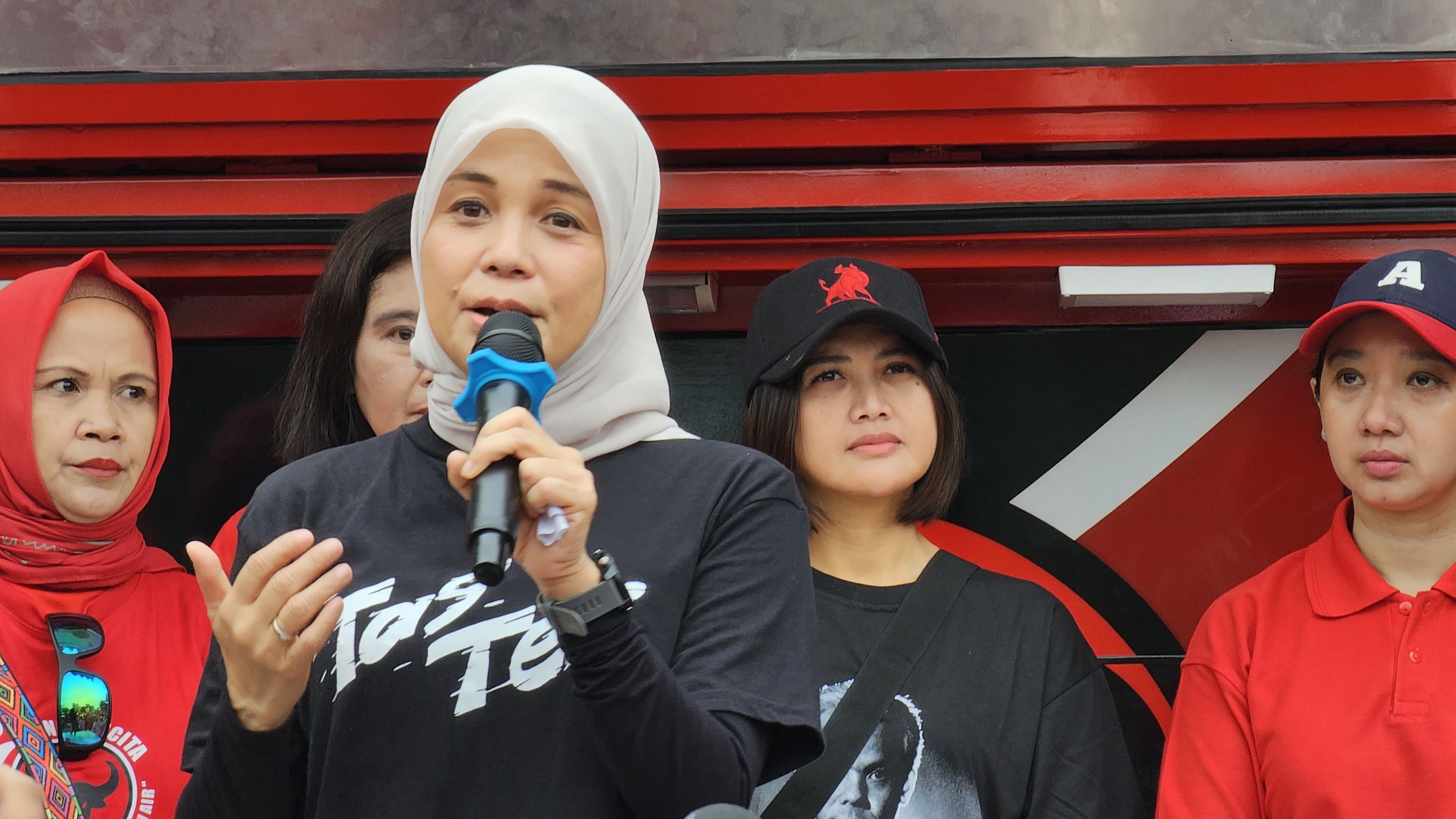 Elektabilitas Ganjar-Mahfud Naik 4,39 Persen dalam Survei IPE, Peran Atikoh Dipuji