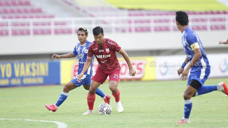 Persis (tengah) saat pertandingan lawan PSCS Cilacap di Stadion Manahan, Solo, Jawa Tengah, Selasa (26/10/2021) sore.  (MP/Ismail)