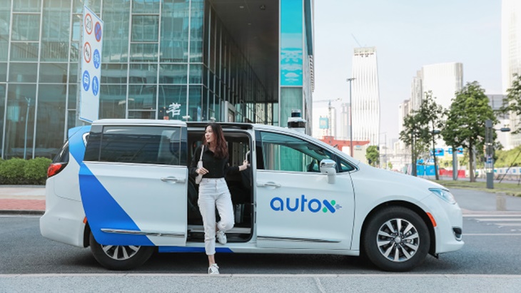 Tiongkok Uji Coba Robot Taxi Tanpa Pengemudi di Jalan Utama 
