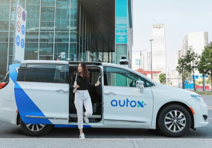 Tiongkok Uji Coba Robot Taxi Tanpa Pengemudi di Jalan Utama 