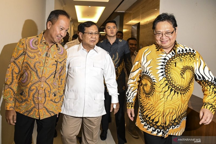Ketua Umum Partai Golkar Airlangga Hartarto (kanan) berjalan bersama Ketua Umum Partai Gerindra Prabowo Subianto (tengah) dan pengurus DPP Partai Golkar Agus Gumiwang Kartasasmita (kiri) saat akan melakukan pertemuan di Jakarta, Selasa (15-10-2019). ANTARA FOTO/Muhammad Adimaja/wsj.