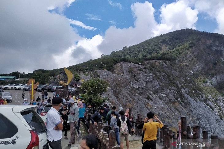 Wisatawan memadati Taman Wisata Alam (TWA) Tangkuban Parahu di masa libur panjang. (ANTARA/Bagus Ahmad Rizaldi)