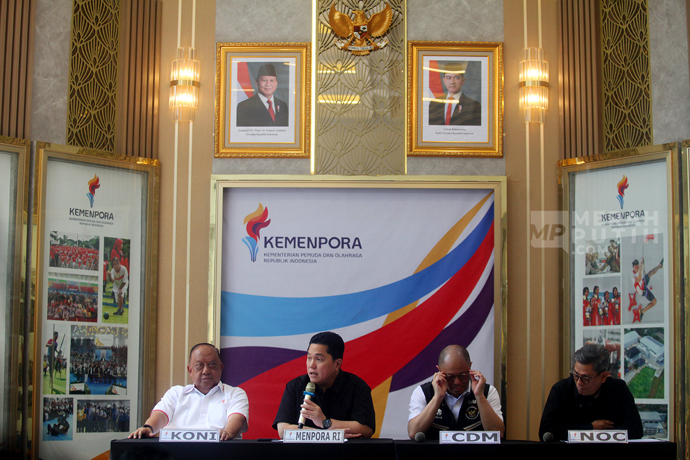 Menteri Pemuda dan Olahraga Erick Thohir (kedua kiri) bersama Ketua Komite Olahraga Nasional Indonesia (KONI) Pusata Marciano Norman (pertama kiri), Chef de Mission (CdM) Kontingen Indonesia untuk SEA Games 2025 Bayu Priawan Djokosoetono (ketiga kiri), dan Sekretaris Jendera Komite Olimpiade Indonesia (KOI) Wijaya Mithuna Noeradi (keempat kiri) berfoto bersama usai keterangan dalam konferensi pers di Kantor Kemenpora RI, Senayan, Jakarta, Jumat (21/11/2025).