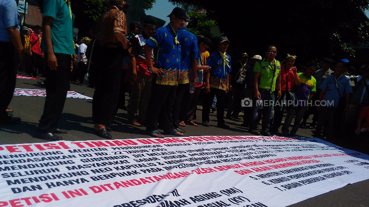 Ratusan Pengemudi Taksi Konvensional Demo Tolak Keputusan MA Soal Taksi Online