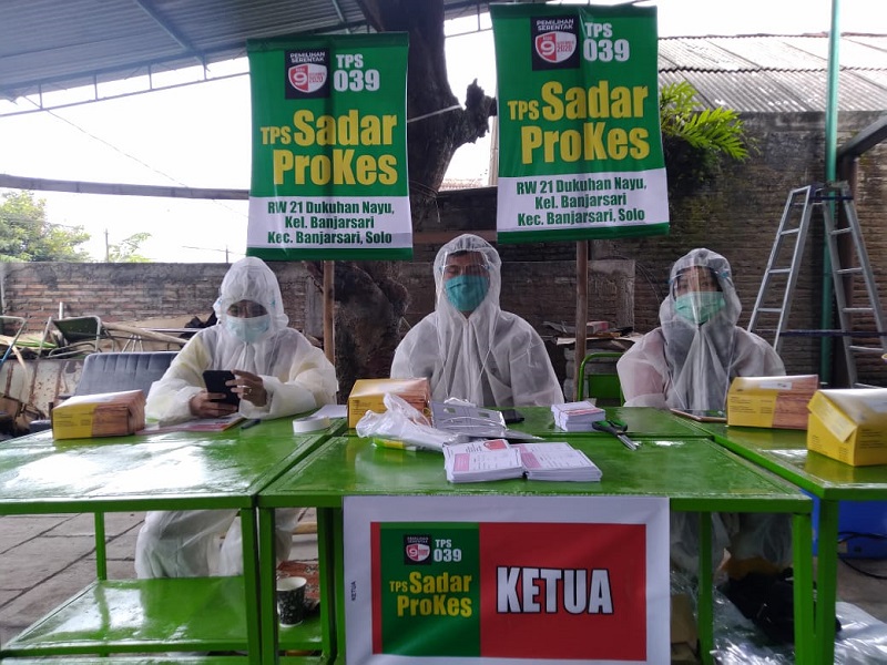 Dukung Nakes Tangani COVID-19, Petugas TPS di Solo Kenakan Hazmat