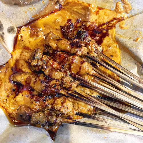 Sate klopo. (Instagram/ duniakulinersurabaya)