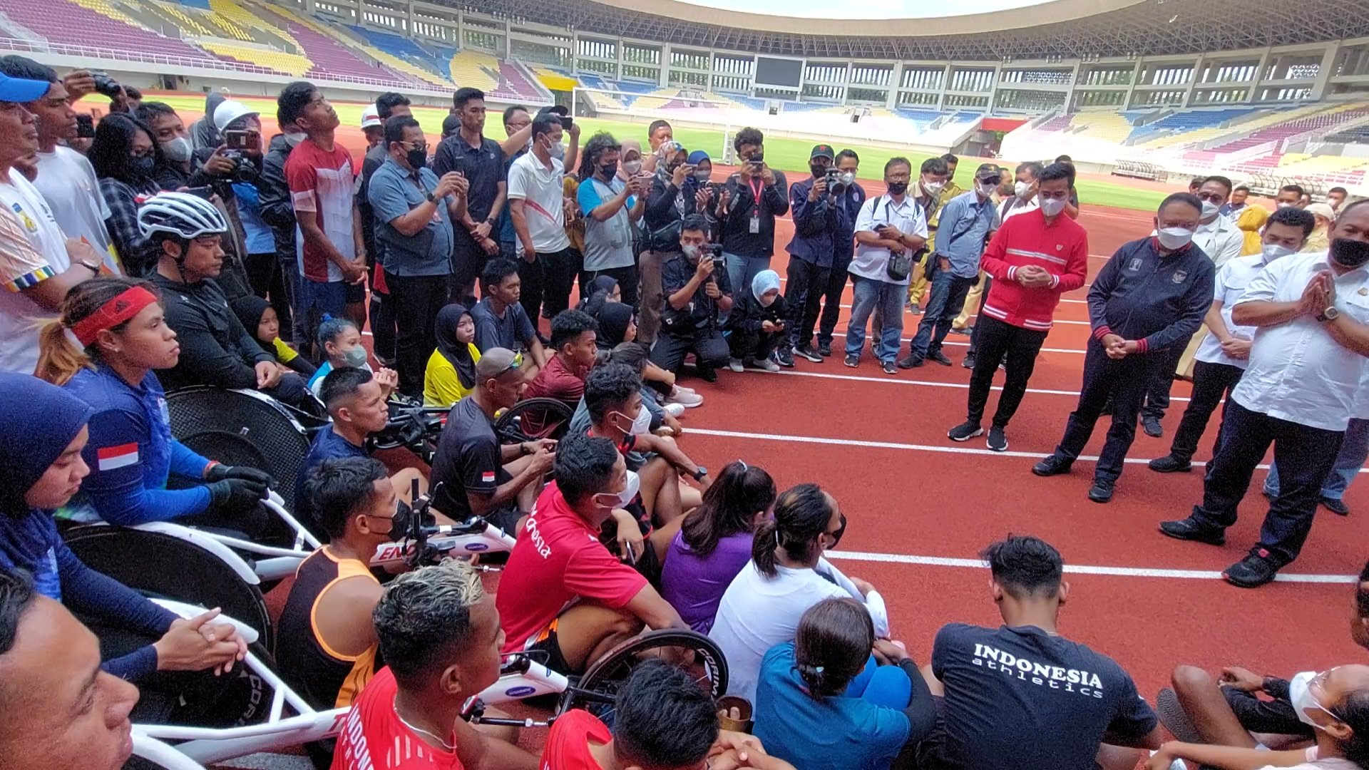 Menteri Pemuda dan Olahraga (Menpora), Zainudin Amali memberikan motivasi pada atlet para Atletik APG di Stadion Manahan Solo, Senin (18/7). (MP/Ismail)