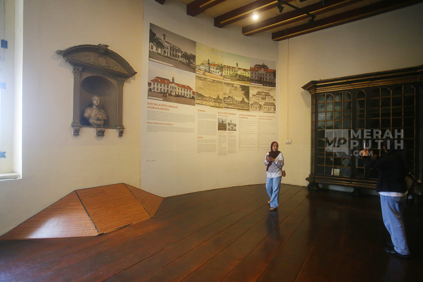 Pengunjung saat melihat koleksi benda bersejarah di Taman Fatahillah, Kawasang Pinangsia, Taman Sari, Jakarta Barat, Jum'at (2/1/2026).