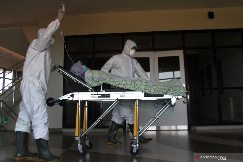 Petugas medis memindahkan pasien ke ruang isolasi dalam Simulasi Penanganan Pasien Corona di Rumah Sakit Lavalette, Malang, Jawa Timur, Jumat (13/3/2020). (ANTARA FOTO/Ari Bowo Sucipto).