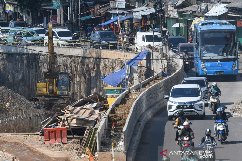 Sejumlah pekerja menyelesaikan proyek pembangunan Underpass Senen Extension di kawasan Senen, Jakarta, Minggu (3/5/2020). Meski dalam  penerapan Pembatasan Sosial Berskala Besar (PSBB) akibat pandemi COVID-19, proyek yang menelan anggaran mencapai Rp121,1 miliar dan ditargetkan selesai pada Desember 2020 dah diharapkan dapat mengurai kemacetan di kawasan tersebut. ANTARA FOTO/M Risyal Hidayat/aww.