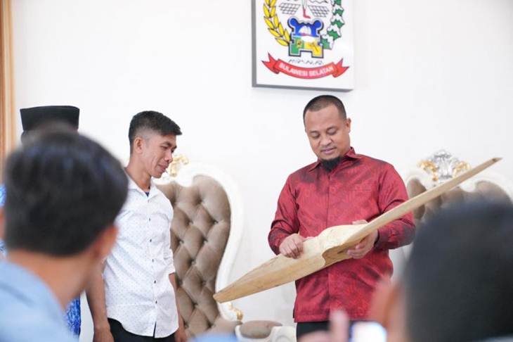 Wakil Gubernur Sulawesi Selatan Andi Sudirman Sulaiman menerima Haerul yang merupakan pembuat pesawat asal Kabupaten Pinrang di Makassar, Jumat (17/1). ANTARA/HO/Humas Pemprov Sulsel