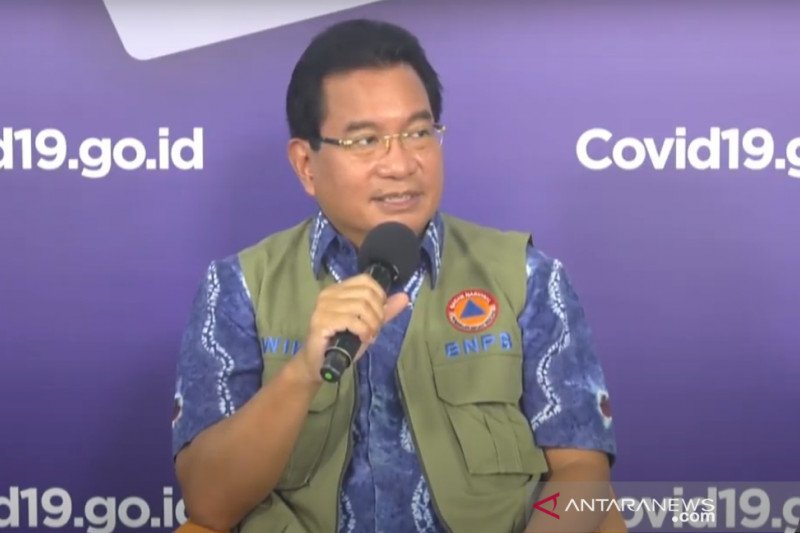 juru bicara Satgas Penanganan COVID-19 Wiku Adisasmito dalam konferensi pers di Graha BNPB, Jakarta, Jumat (7/8/2020) (ANTARA/Prisca Triferna)