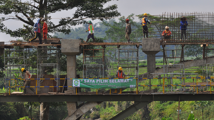 Pekerja menggarap proyek pembangunan konstruksi saluran air di Progo Pistan, Jumo, Temanggung, Jawa Tengah, Rabu (28/3). (ANTARA FOTO/Anis Efizudin)