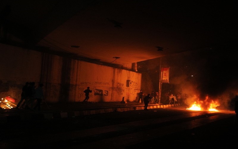 Para mahasiswa berlarian dikejar aparat kepolisian
