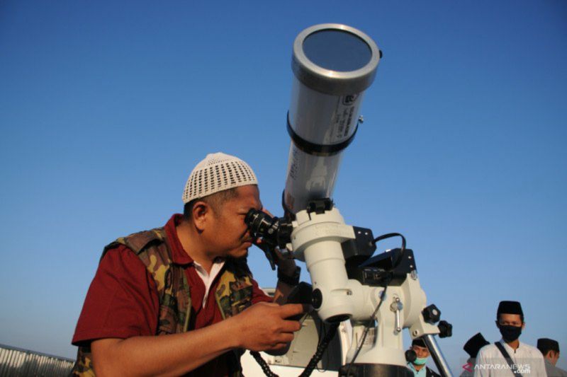 Petugas meneropong posisi hilal saat kegiatan rukyat hilal di IAIN Madura, Pamekasan, Jawa Timur, Selasa (21/7/2020). Rukyat hilal untuk menentukan awal Dzulhijjah 1441 H itu diikuti Santti Pesantren Bata-Bata, Badan Hisab Rukyat (BHR) dan Civitas Akademik Universitas Islam Madura (UIM). ANTARA FOTO/Saiful Bahri/aww.