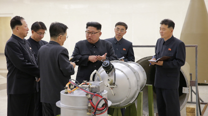 Pemimpin Korea Utara Kim Jong Un memberi pengarahan mengenai program senjata nuklir dalam foto tanpa tanggal yang dirilis KCNA di Pyongyang, Minggu (3/9). (ANTARA FOTO/KCNA via REUTERS)