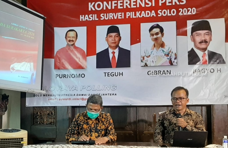 Direktur Solo Raya Polling, Suwardi (kanan) memberikan keterangan terkait hasil survei Pilwakot Solo, Selasa (23/6). (MP/Ismail)