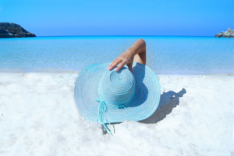 Bawa topi jika berada di tempat panas (Sumber: Pixabay/skeeze)